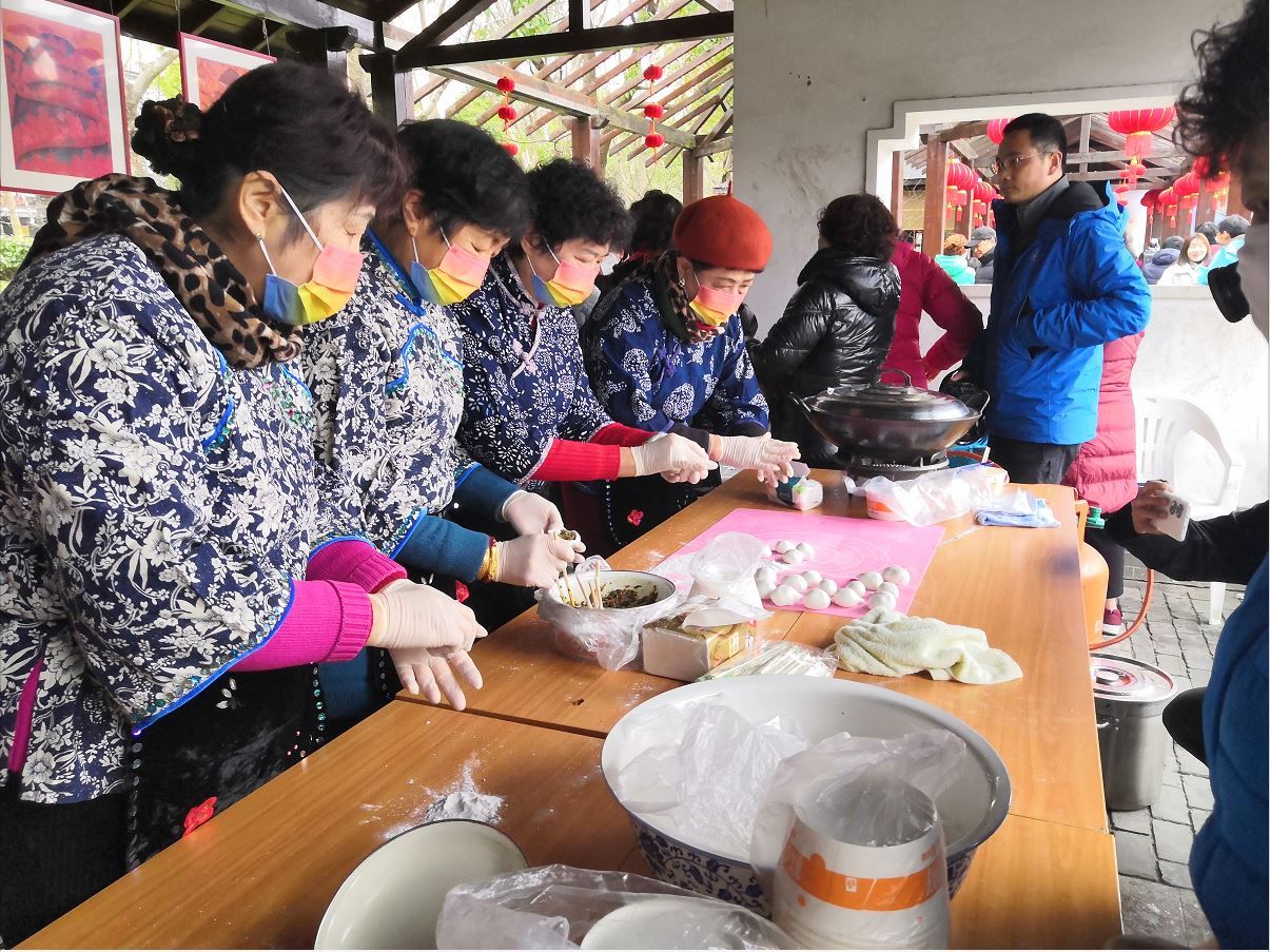 三林老街&舞龙狮、做塌饼、猜灯谜……三林老街雨中欢欢喜喜闹元宵