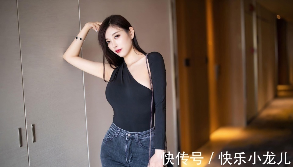 玄色 小酒窝和长长的睫毛就是这样的美丽,她的穿搭真的很时尚