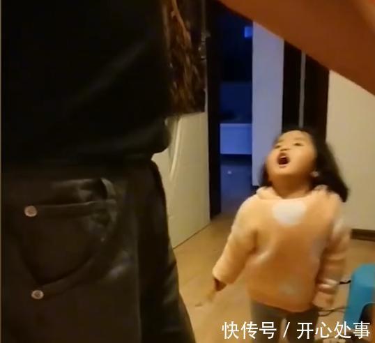 父亲|这酒得戒了!新疆爸爸喝完酒回家被女儿持棍教训,妈妈一旁爆笑