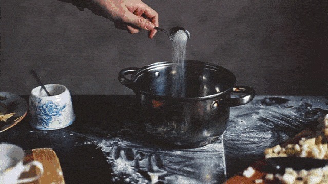 洗衣服直接倒洗衣液错,告诉你正确做法,洗完比新衣服还新