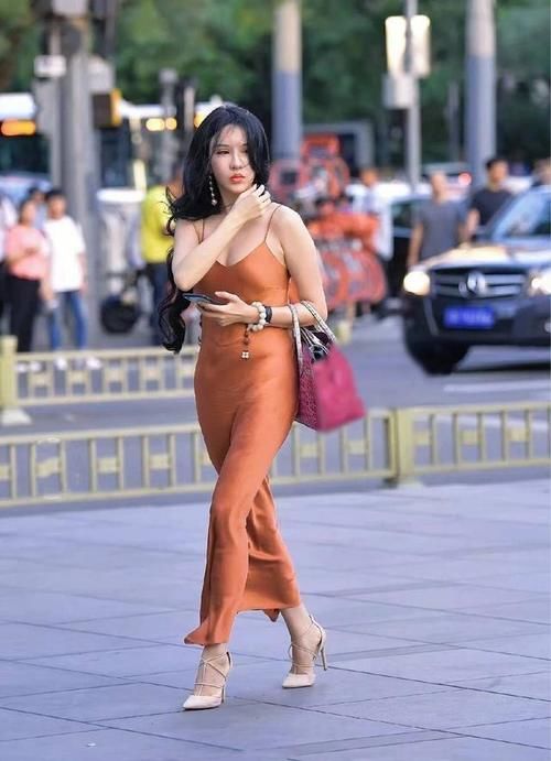 连衣裙 贴身提臀的连衣裙，才能造型美感进阶，裁剪独特