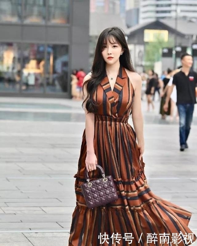 街拍短裙小姐姐,腿长貌美,时尚又清凉