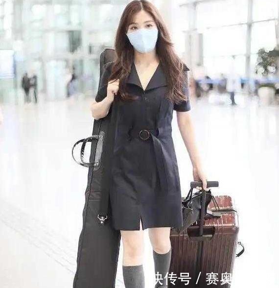 端庄|杨澜携老公活动秀恩爱,穿黑色连衣裙配丝袜端庄优雅,气质好高级