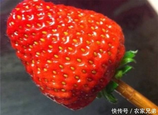 30秒完成一朵“草莓玫瑰花”,制作超级简单,赶紧学会发朋友圈