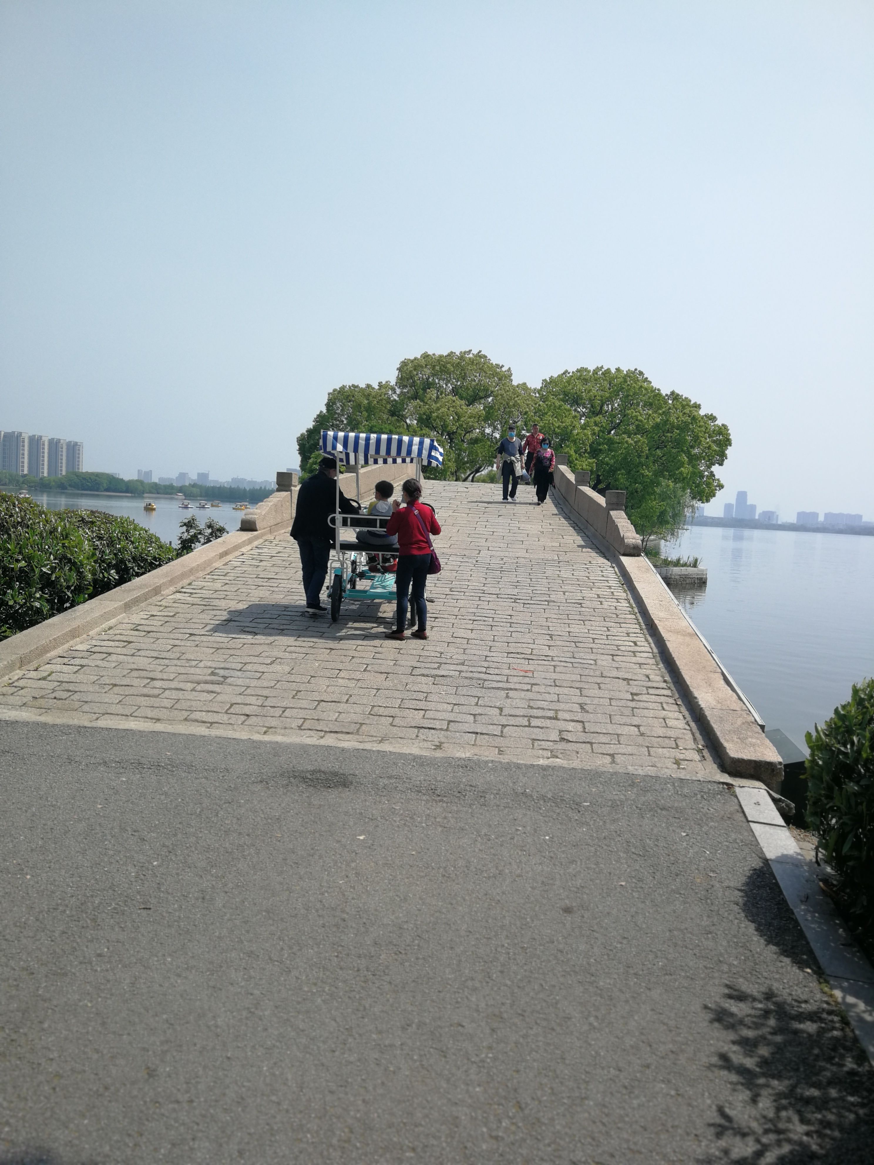 踏上观湖路的拱桥，终于成为别人眼中的风景