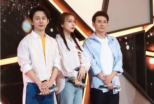 何炅收礼事件持续发酵,收粉丝见面礼画面曝光,盯紧礼物动作娴熟