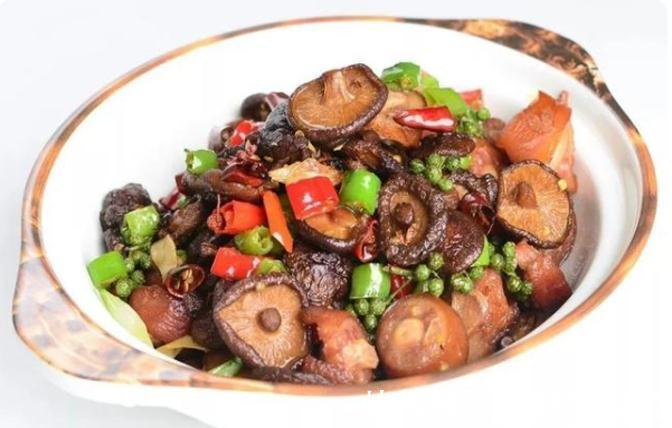 美食推荐：岩豆香菇煨牛尾、奶香鸡鲍鱼、葱焖江团配面制作方法