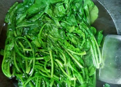  火腿肠炒|冬天，吃鸡肉鸭肉不如它，每天炒一盘，营养极高，双眼明亮了