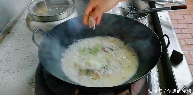 鲫鱼羊肉汤——酒店大厨将羊肉、萝卜、鲫鱼合烹,营养健康价值高