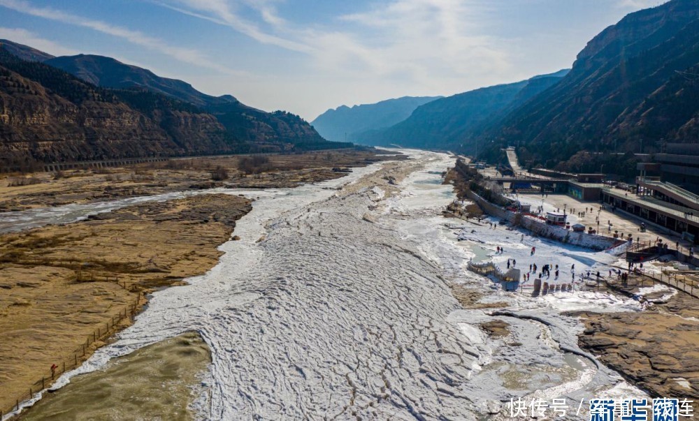 黄河壶口瀑布现“十里冰河”奇观