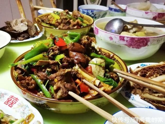 年夜饭准备好了吗，晒晒我们家以前的团圆饭，祝大家团团圆圆!