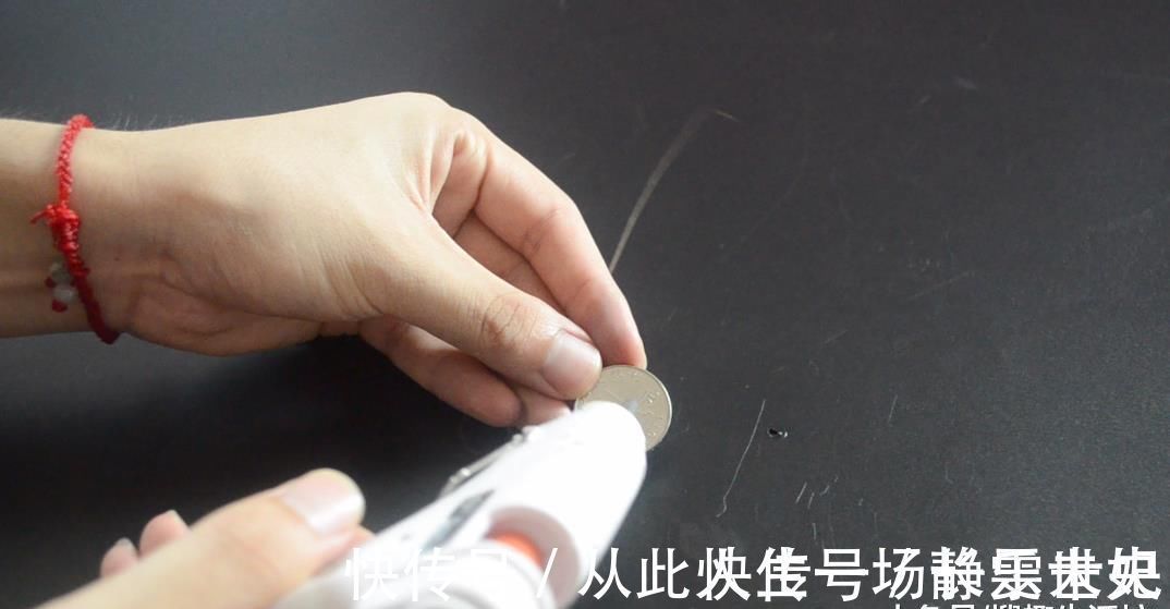 眼睛不好也能快速穿针引线, 只需一枚硬币就可以, 看完赶紧去试试