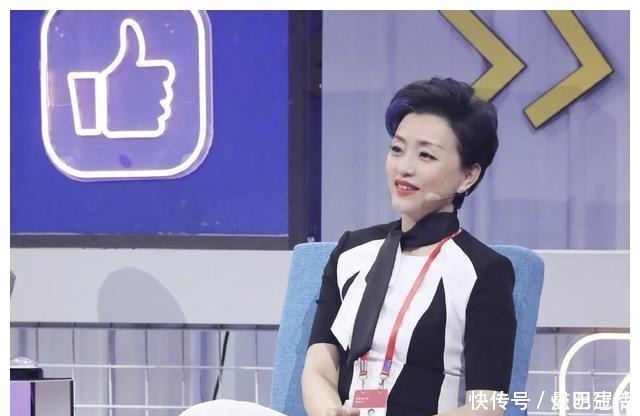 撞色|52岁杨澜保养得真好,黑白撞色连衣裙简约知性,蓝发挑染添俏皮