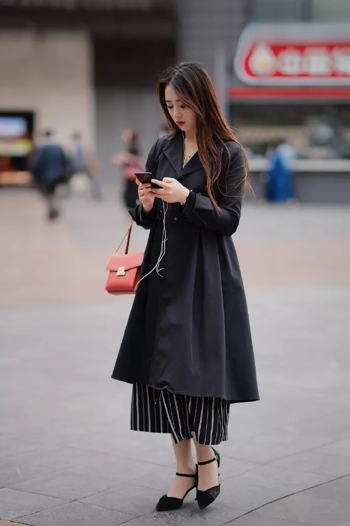 街拍:高跟鞋休闲搭配,女生成熟中带着性感的韵味