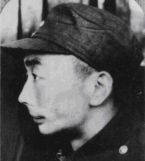 将枪|连长“牺牲”,警卫将枪放手中,奇迹复活,俘虏黄维,授中将军衔