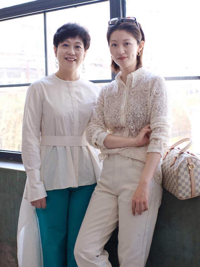 丝巾|4、50岁的穿衣技巧分享,摆脱大妈感,让你减龄又气质时尚感