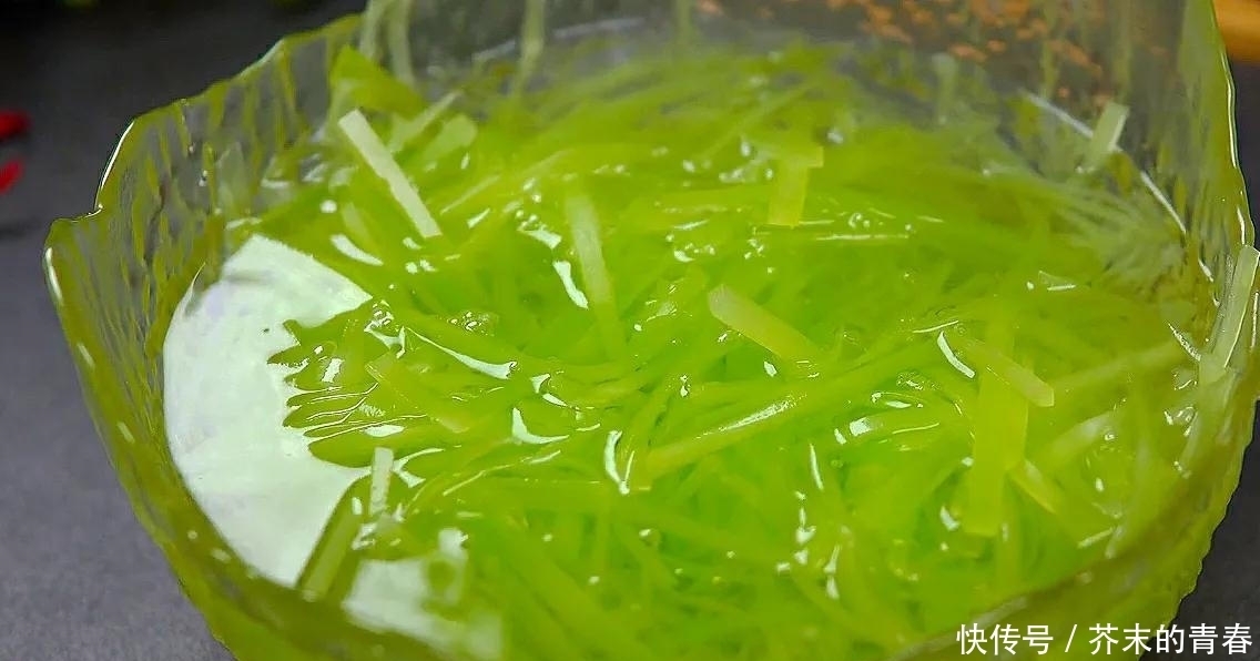 春季要多吃莴笋,教你个新做法,脆嫩爽口,简单又下饭