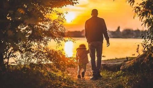 淡定|“最淡定爸爸”火了，任由宝宝们玩奶粉，网友：这是家里有矿吗？