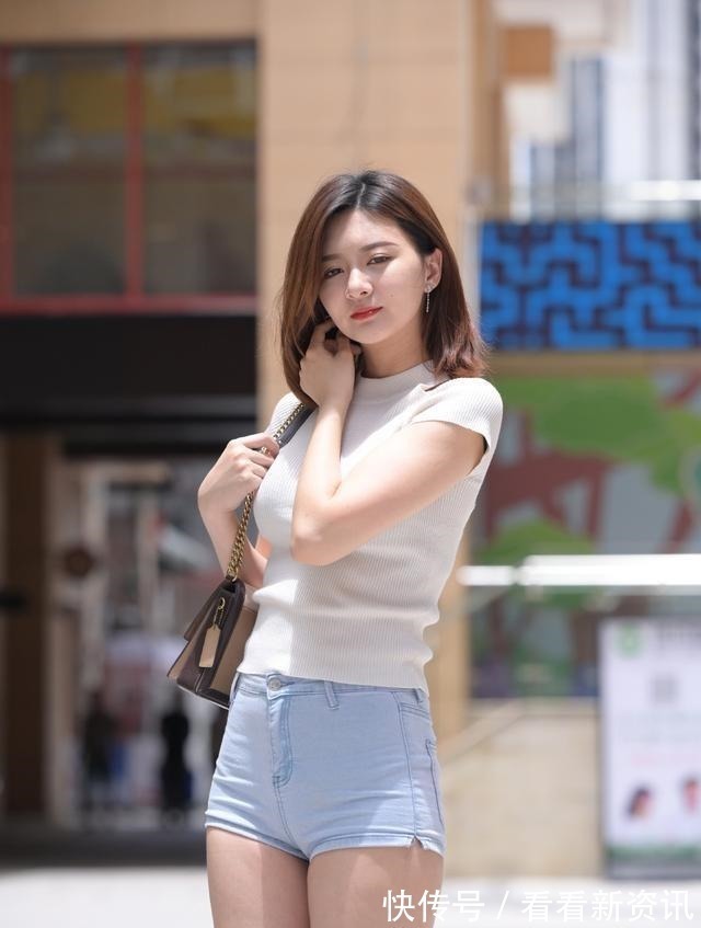 清凉 牛仔短裤搭配简单又具有时尚感,穿着清凉又显腿长,充满美的活力!