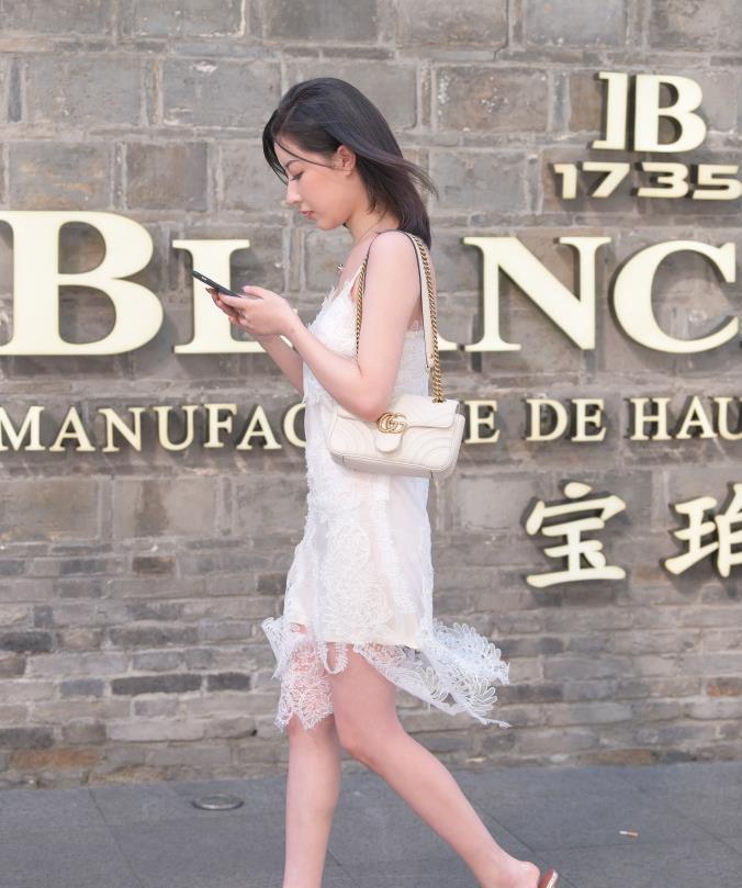 仙女裙|牛仔裤搭配白色短款上衣，穿搭清纯时尚，少女气息十足