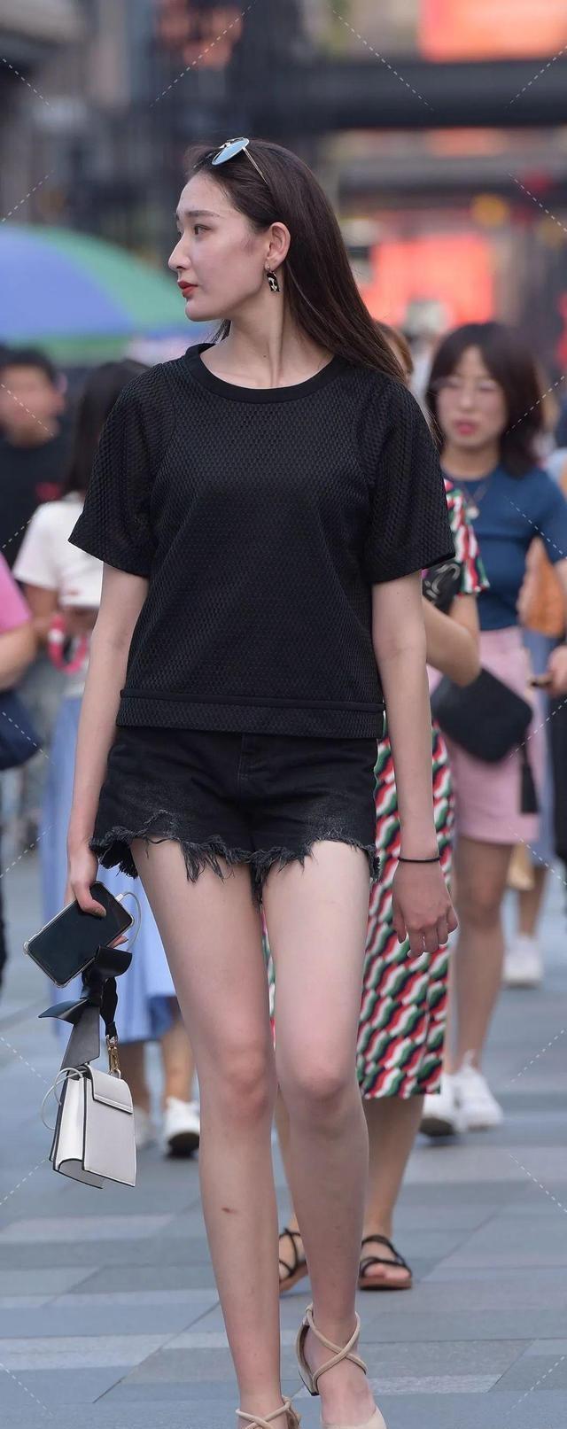 配饰|黑色性感短袖搭配黑色性感短裤，搭配更好看，高腰的设计