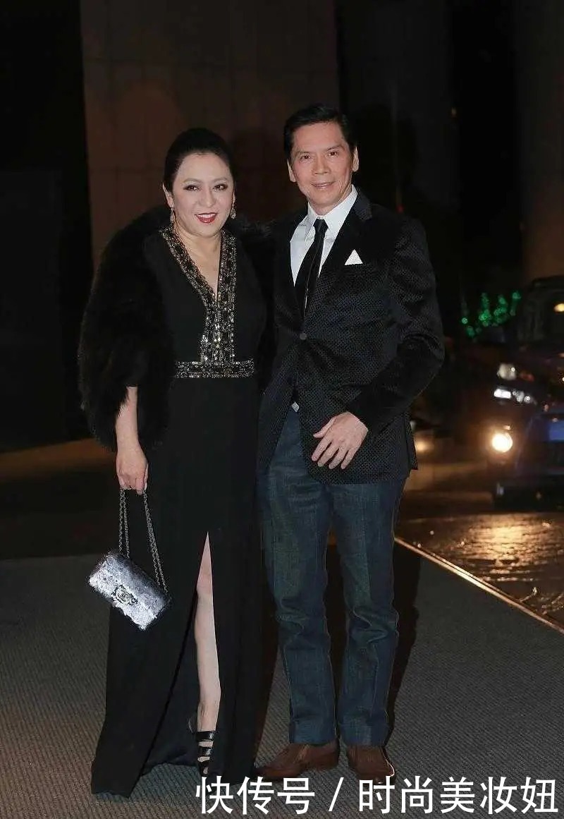 版型|向太这回真长脸了,一袭粉色娃娃裙配丸子头洋气减龄,气质绝了