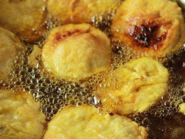 炸东西剩下的油怎么处理大厨教你一招,剩油瞬间变香油