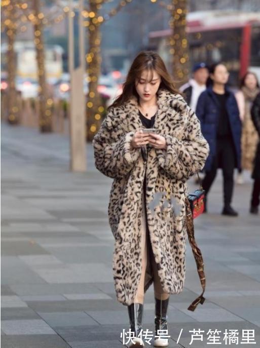 甜美|街拍小姐姐长相清纯,笑容甜美,穿印花裙子,看着十分的养眼