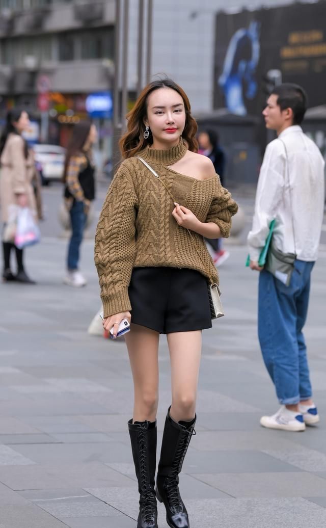 瑜伽裤穿出自然不做作风情，表露青春时尚感，凸显甜美风格