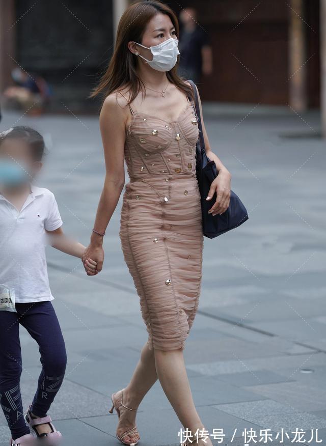 时尚感 随性自然的连衣裙穿搭富有时尚感,简单搭配就足够美,舒适时尚