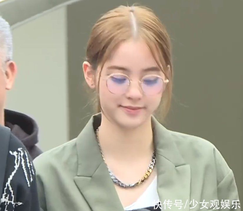 天鵝|“天鵝頸”有多重要？歐陽(yáng)娜娜周揚(yáng)青站在一塊，氣質(zhì)差距一目了然