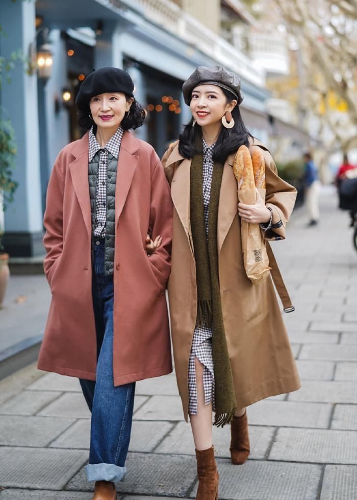 真正有品味的女人，穿大衣很少配打底裤，像三木妈妈这样搭，真美