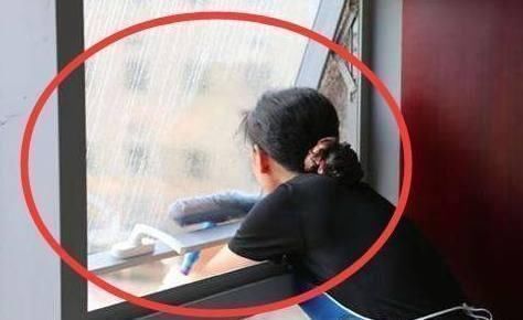 保姆|家里玻璃不要再天天擦了，老保姆教你一招，一年不擦也很干净