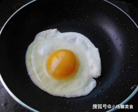 荷包蛋|煎荷包蛋,到底用凉油还是热油?加入一点“它”,鸡蛋完整不粘锅