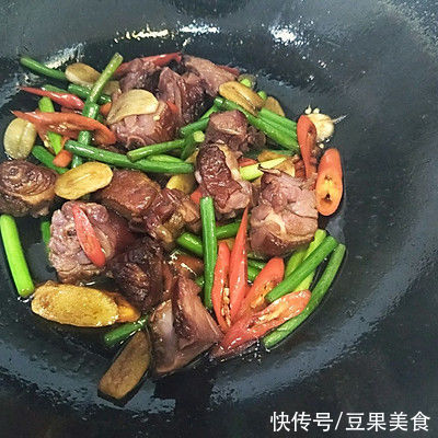 腊鸭腿炒蒜苗|这道腊鸭腿炒蒜苗，看一遍就会