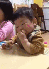 |搞笑GIF:被柠檬酸倒的宝宝,这辈子估计不想再吃这个水果了