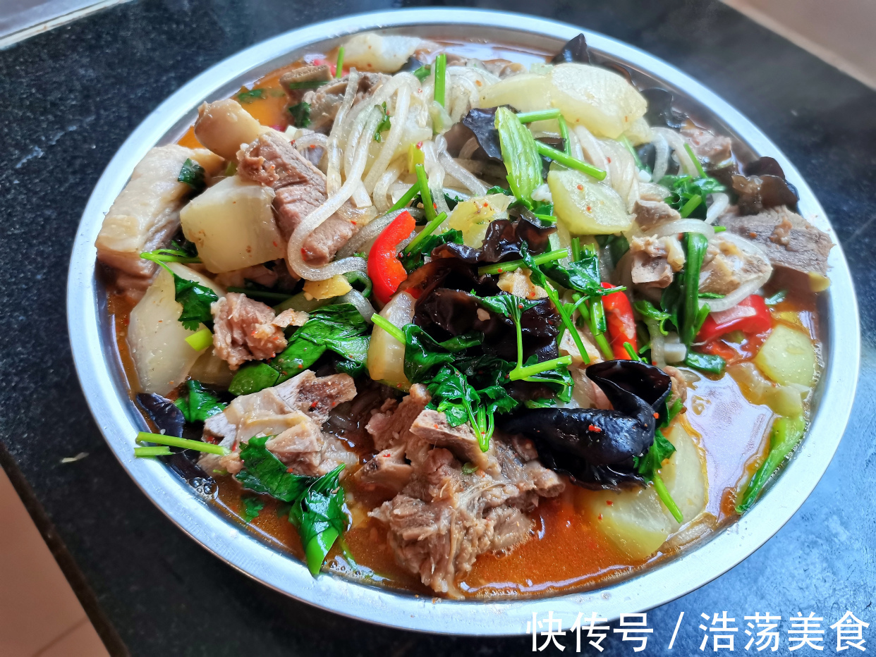 吃肉|大锅炖肉大盆上肉，手抓着排骨大口吃肉，这吃法解馋