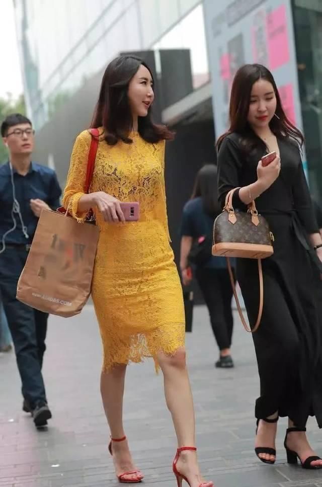 迷人|街拍美女小姐姐迷人的裙子精致帅气,美丽的身材,很淑女的风格