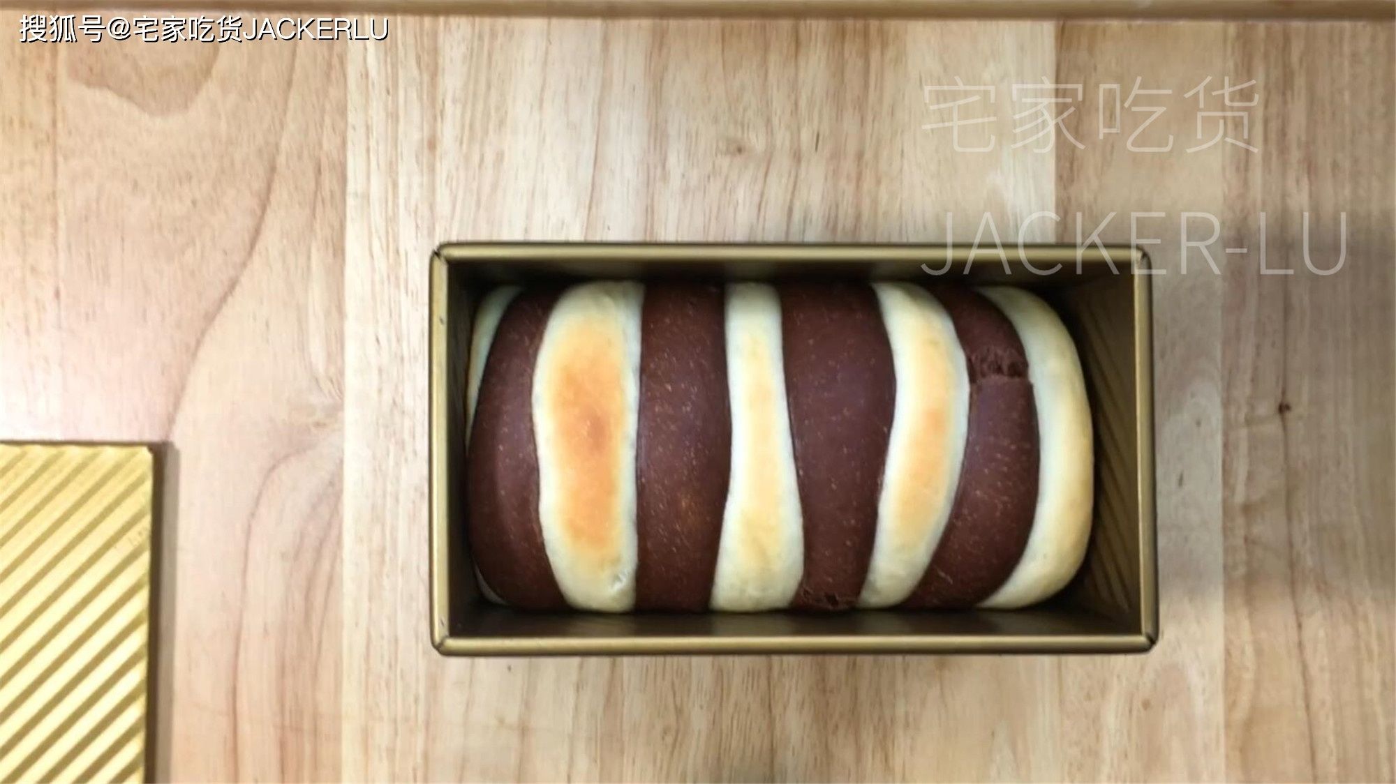 双色吐司面包,牛奶与可可携手共舞,双重味觉享受。