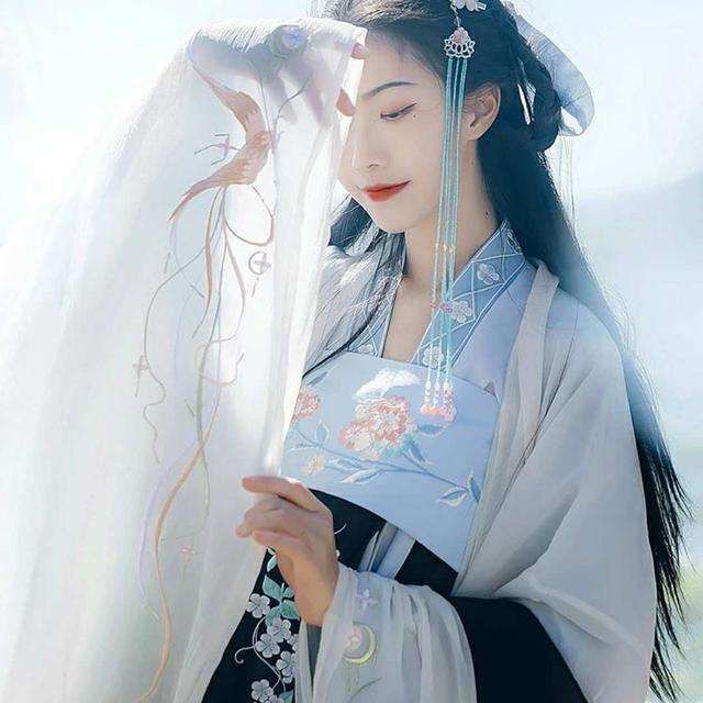 中国校服千篇一律，汉服落落大方，用汉服取代校服行得通吗？
