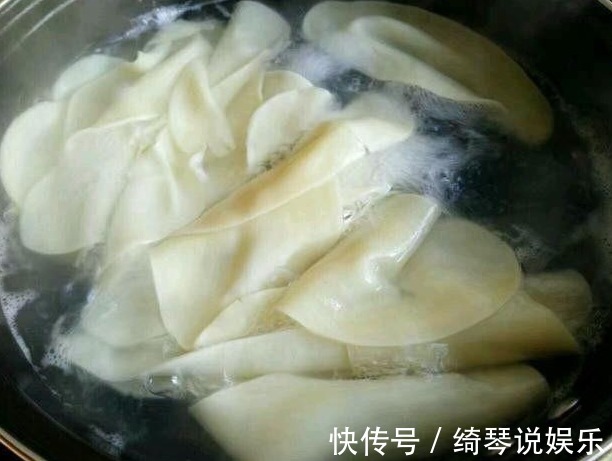 饺子皮|饺子皮做的这道美食，比饺子还好吃，再也不用担心剩饺子皮了