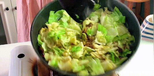包菜不要直接下锅炒,多加这一步,脆甜爽口,下饭菜少不了