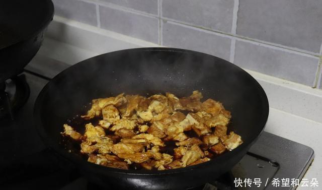 简单|豆腐放在鸡蛋里面,这道菜火了,做法简单零基础,好吃又好看