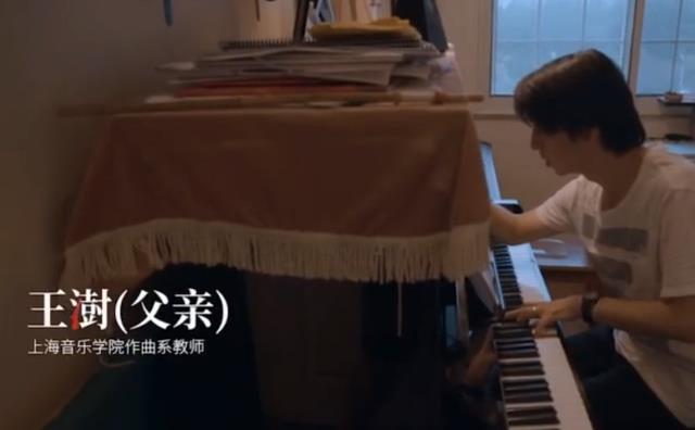 小西装|在你“玩泥巴”的年纪,人家钢琴已经过十级,这就是努力的意义