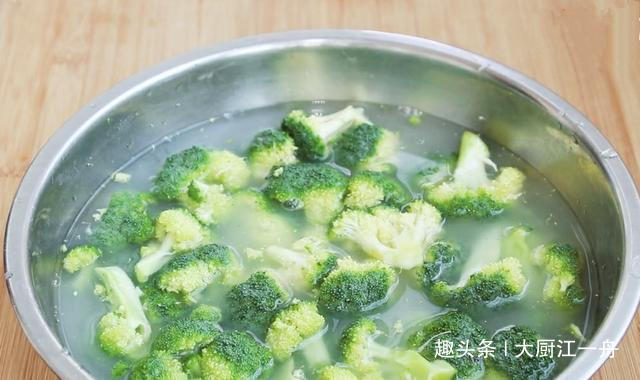 原来西兰花里真的有虫卵,菜农教你这样做,脏东西自动跑出来