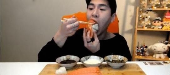 网红挑战吃20斤“三文鱼”，入口瞬间被发现“猫腻”吃不起别装