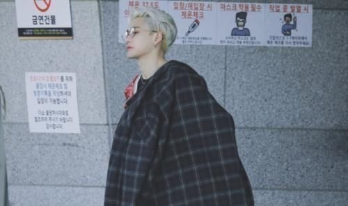 黃旭熙被爆錄制《跑男》,想打蔡徐坤被拍看到圖片笑出眼淚