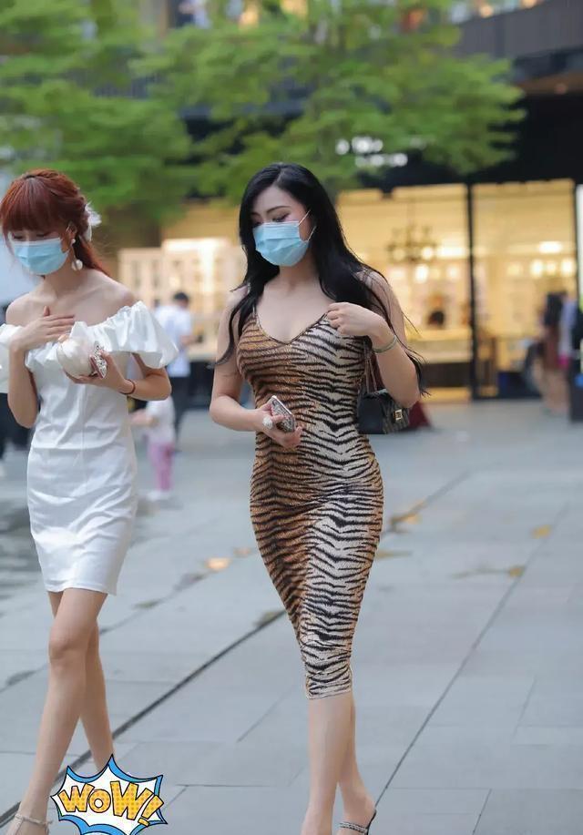 路人|路人街拍，牛仔裤搭配卡其色背心，充满运动活力范