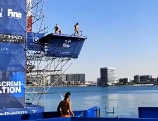 阿布扎比|碧海蓝天!全红婵阿联酋首次尝试高空跳海,频频上演水花消失术