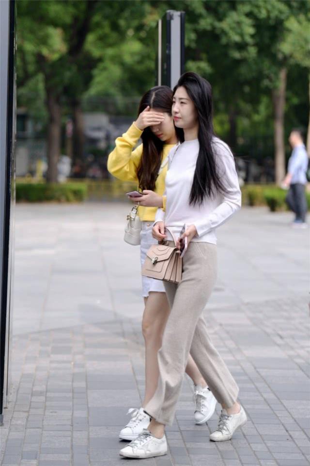 街拍:小美女休闲风的搭配舒适又拉风,展现出一种清新自然的美